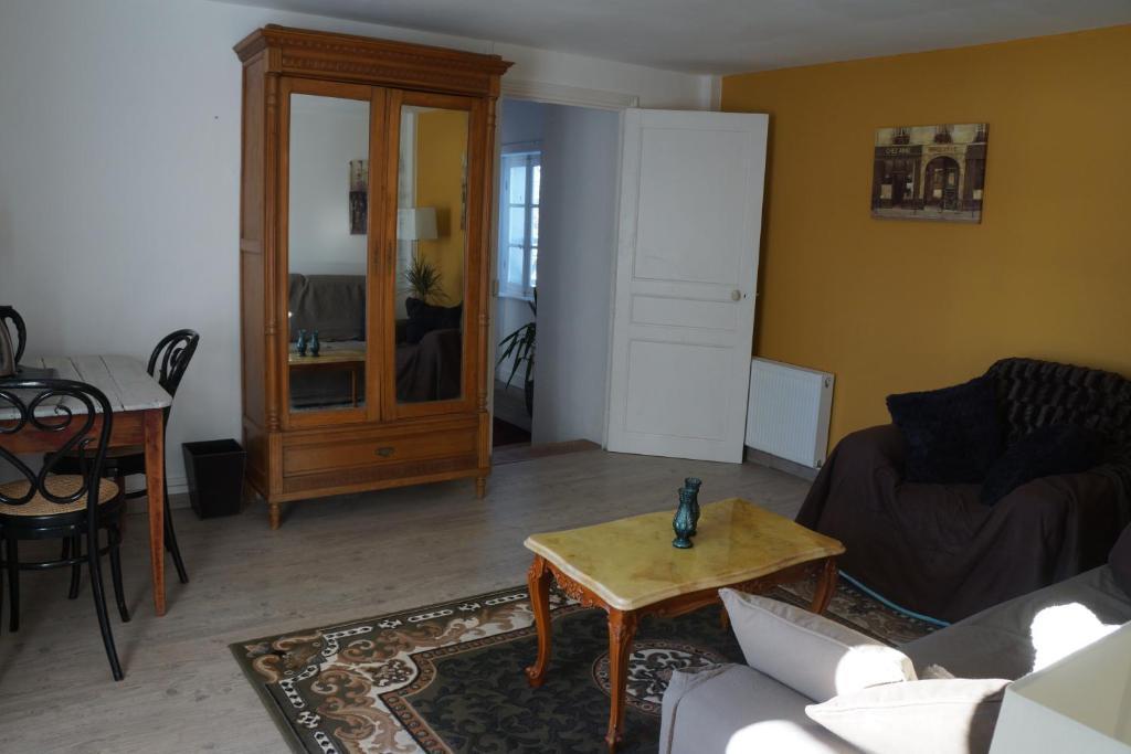 Chateau De Savennes - Caveau De Sabrage Savennes (Puy-de-Dome) Quarto foto